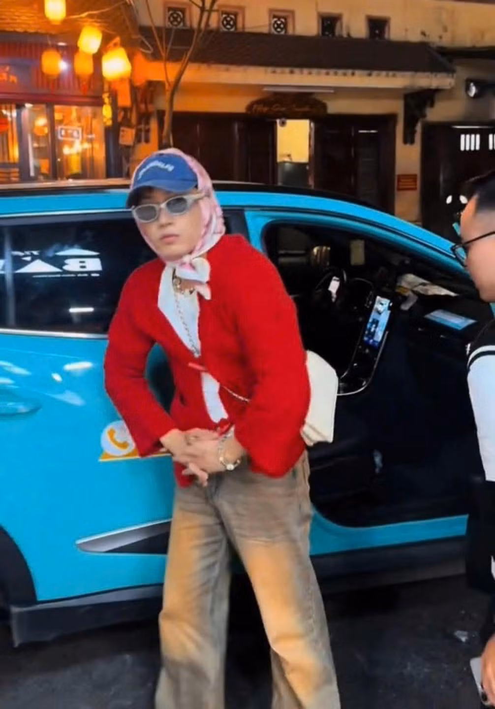 Không chỉ người nổi tiếng, nhiều bạn trẻ cũng đu trend "anh Long" cho kịp thời.