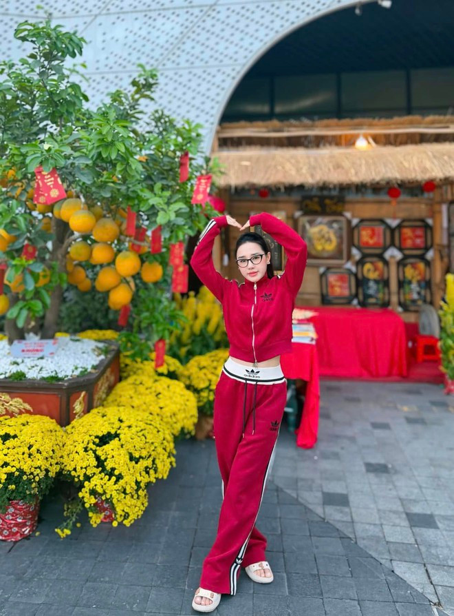 Từ việc ủng hộ chơi cá cược đến lên tiếng về HLV Troussier vì chồng không được triệu tập lên đội tuyển. Sau đó Phạm Thị Hiếu đã xóa các bài đăng liên quan và ít chia sẻ trên mạng xã hội hơn.