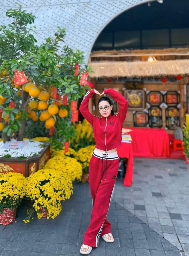 Từ việc ủng hộ chơi cá cược đến lên tiếng về HLV Troussier vì chồng không được triệu tập lên đội tuyển. Sau đó Phạm Thị Hiếu đã xóa các bài đăng liên quan và ít chia sẻ trên mạng xã hội hơn.