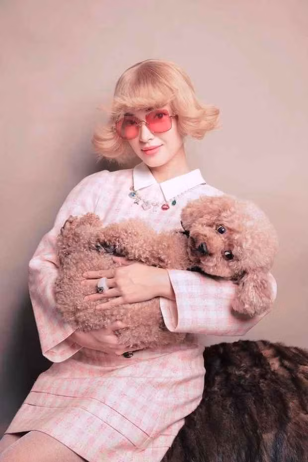 Châu Bùi nghẹn ngào chia sẻ câu chuyện lên story của mình: "Bí gặp tai nạn lúc vận chuyển từ máy bay, khi các cô chú đưa xuống kho hàng, do sơ xuất mà để hàng tấn hàng khác đè vỡ chuồng và đè vào người con. Hạ cánh mẹ háo hức đi đón con, mà đến nơi mẹ lặng người...