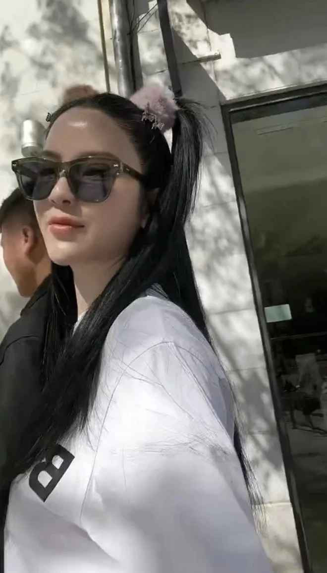 Theo đó, hầu hết các video, Chu Thanh Huyền đều chỉ quay ở một góc mặt. Dân mạng cho rằng bạn gái Quang Hải muốn được công khai bồ lắm rồi nhưng không được nên cứ phải thường xuyên nghiêng đầu, chỉnh góc máy để netizen vừa có thể thấy hình bóng nam cầu thủ bên cạnh mà vừa lại không quay chính mặt.