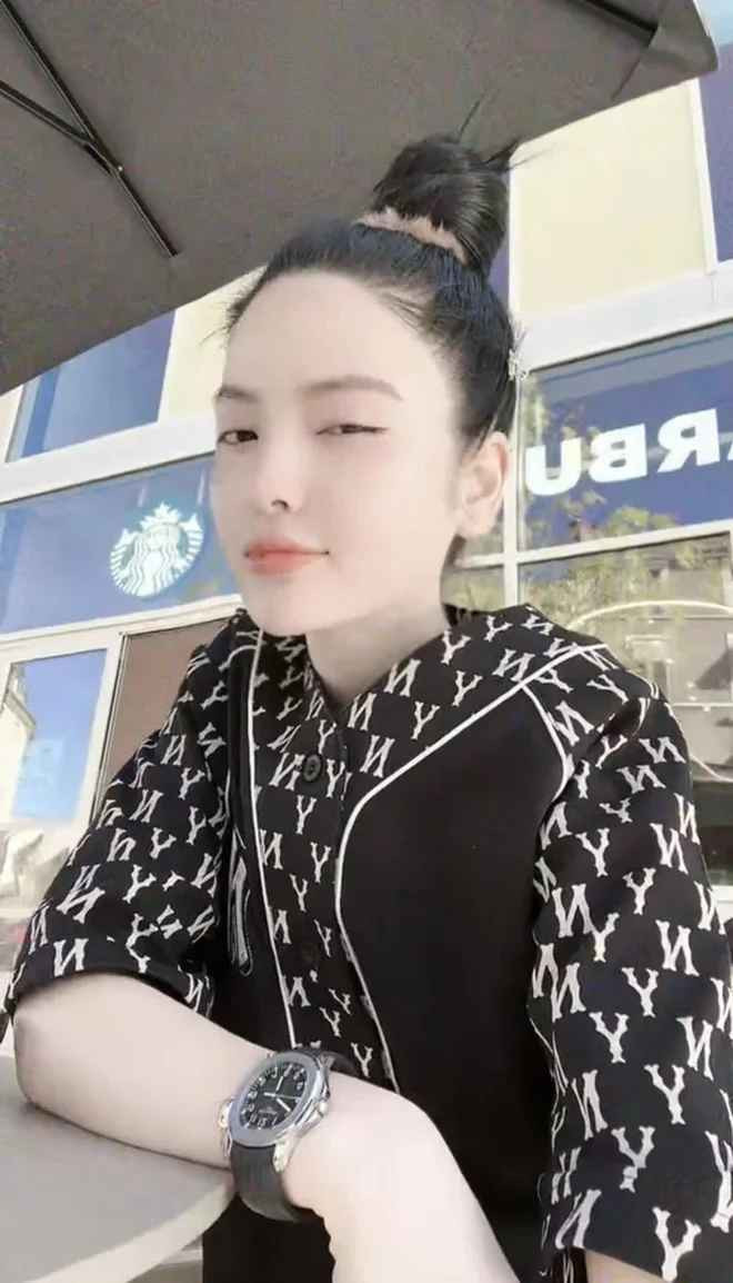 Điều này khiến một số dân mạng "cà khịa" bạn gái Quang Hải thấy "mỏi cổ", "nghiêng mặt là đam mê".