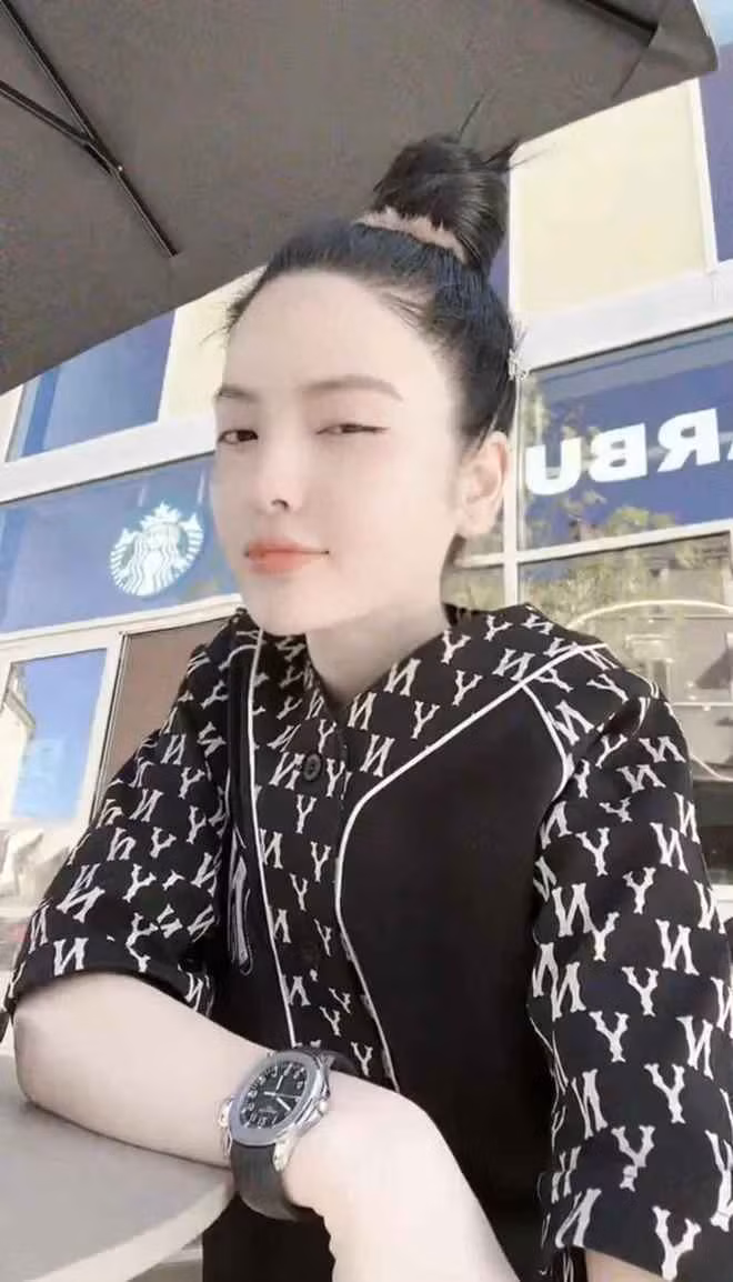 Điều này khiến một số dân mạng "cà khịa" bạn gái Quang Hải thấy "mỏi cổ", "nghiêng mặt là đam mê".