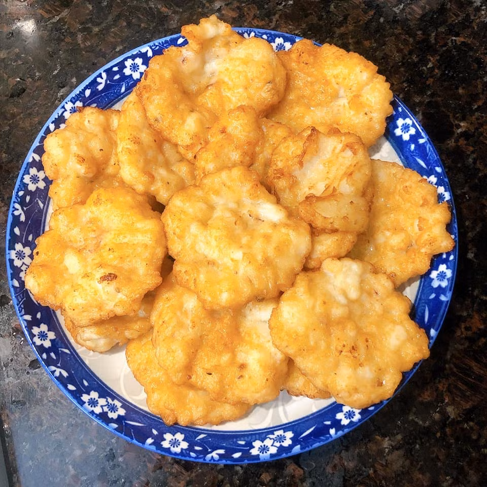 Bên cạnh ý kiến động viên, một số ý kiến của dân mạng cũng "bắt bệnh bốc thuốc" cho màn làm chả mực "phiên bản lỗi" của chị T.H như sau: "Chị dùng máy say là sai sách rồi, món này phải giã tay thì mới có đội bông và miếng mực khi chiên lên. Chị say thế thì chẳng khác gì giò sống, ra thành quả là thảm họa cũng phải...."