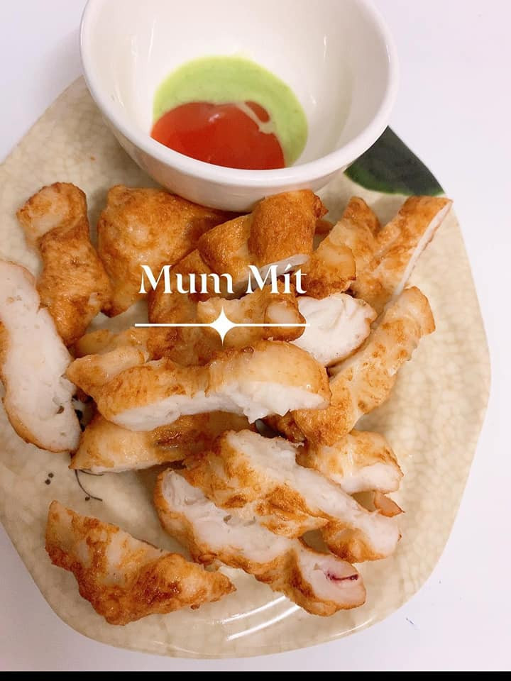 Ngay sau khi đăng tải màn làm chả mực "phiên bản lỗi", bài viết của chị T.H lập tức thu hút sự chú ý của dân mạng. Một số ý kiến cho rằng, nữ chính dường như bỏ quên một thành phần gì đó khiến món ăn không giống bình thường... Số khác lại phì cười và động viên lần sau cố gắng sẽ thành công hơn.