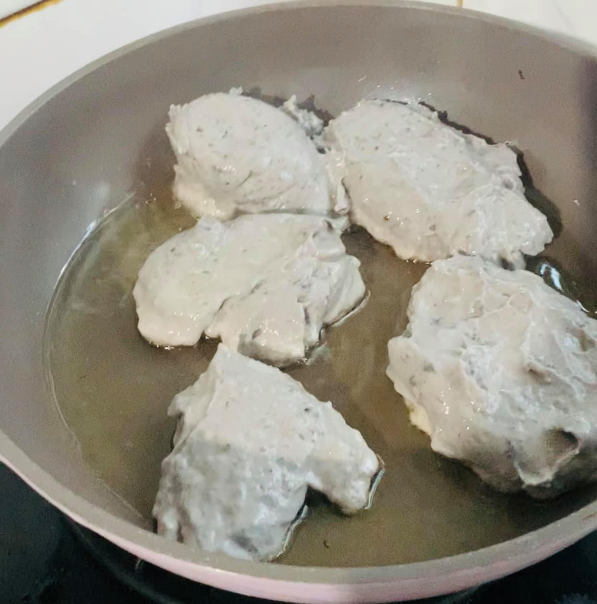 Chuẩn bị công phu từ khâu đầu vào nguyên liệu, say ra sao cho nhuyễn và chiên dầu ở nhiệt độ nào cho vàng đẹp nhưng khi nhiền thành phẩm chả mực của chị T.H, dân mạng không khỏi ngã ngửa.