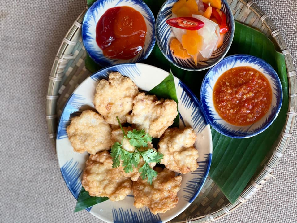 Cụ thể, dưới bài viết của chị T.H, thành viên có nickname L.A bình luận: "Chắc chắn là chị ý quên một công thức gì đây. Chứ mình nhìn cách chị ý chuẩn bị nguyên liệu và say khá chuyên nghiệp... Thà là bỏ đi hết ta làm lại từ đầu chị nhé". Đồng quan điểm trên, nhiều dân mạng khác cũng vào động viên "chủ thớt".