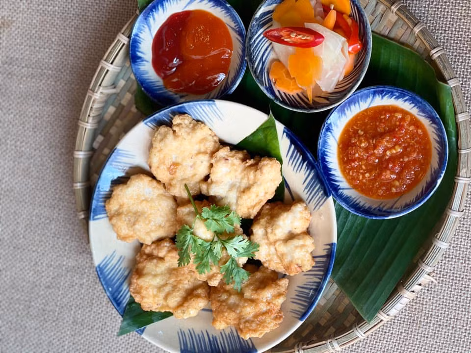 Cụ thể, dưới bài viết của chị T.H, thành viên có nickname L.A bình luận: "Chắc chắn là chị ý quên một công thức gì đây. Chứ mình nhìn cách chị ý chuẩn bị nguyên liệu và say khá chuyên nghiệp... Thà là bỏ đi hết ta làm lại từ đầu chị nhé". Đồng quan điểm trên, nhiều dân mạng khác cũng vào động viên "chủ thớt".