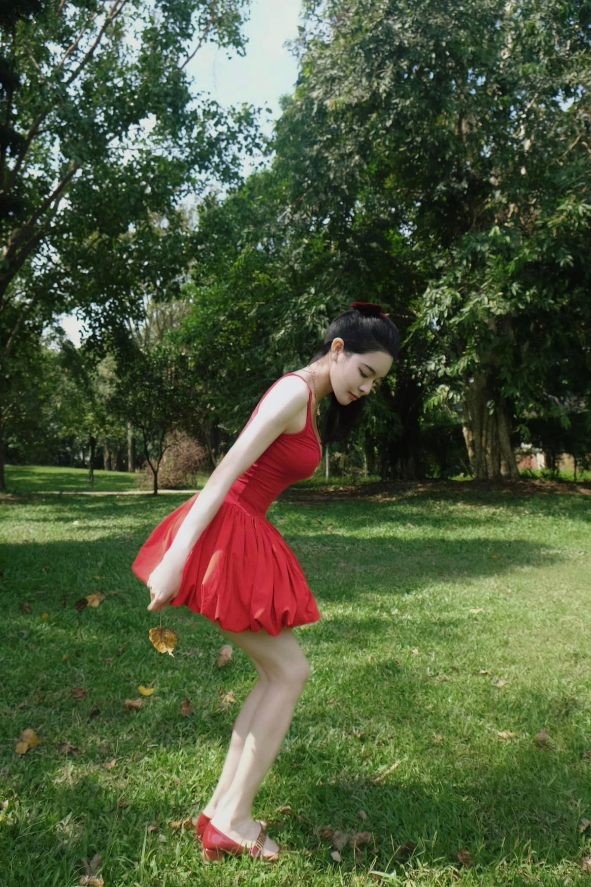 Nếu theo dõi bạn gái hậu vệ Vũ Văn Thanh trên các nền tảng mạng xã hội, dễ dàng nhận ra, thời gian gần đây, cô nàng liên tục chia sẻ loạt dòng trạng thái buồn bã, đầy tâm trạng.