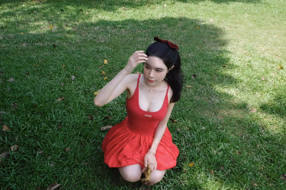 Không những thế, Bích Hạnh còn từng bị bắt gặp lái xe đến đón chàng cầu thủ sau trận đấu. Trên mạng xã hội, Vũ Văn Thanh thường xuyên "thả tim" bài viết của nửa kia, Bích Hạnh cũng là người được Văn Thanh hiếm hoi nhấn theo dõi ngoại trừ các cầu thủ.