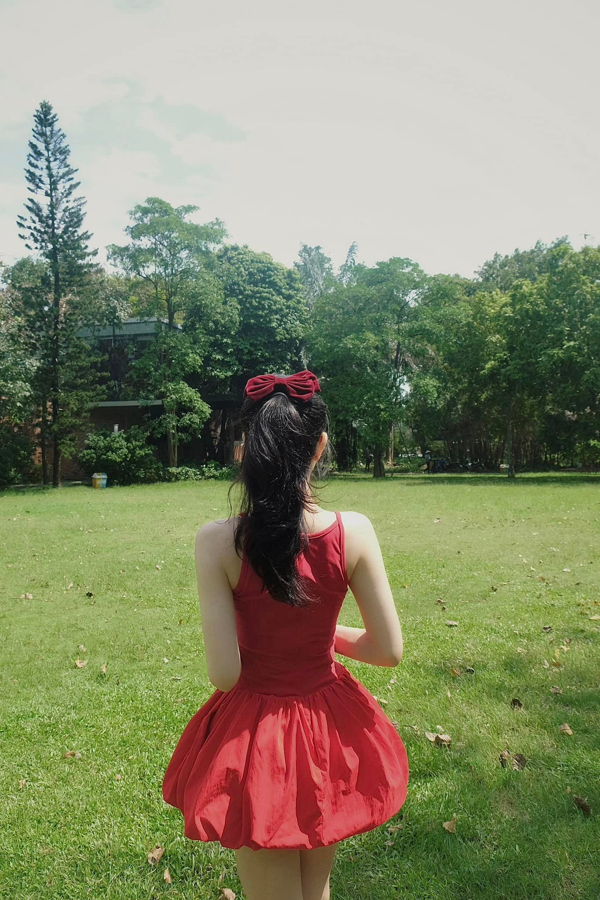 Hot girl Trần Bích Hạnh và hậu vệ Vũ Văn Thanh vướng tin đồn hẹn hò từ đầu năm nay. Cô thường xuyên có mặt trên khán đài để cổ vũ bạn trai thi đấu.