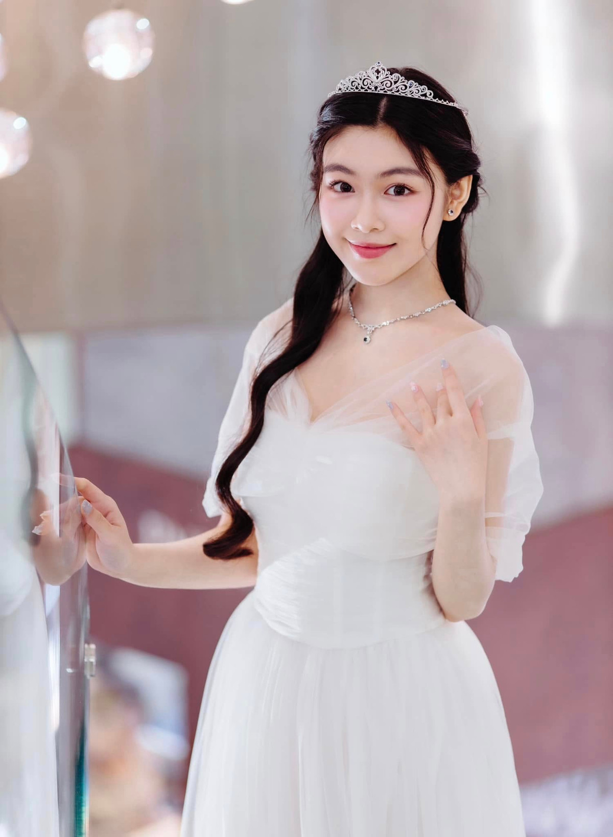 Trước đó, Quyền Linh từng chia sẻ rằng anh chưa có ý định để con gái gia nhập showbiz, mà muốn cô tập trung vào việc học tập trước tiên.