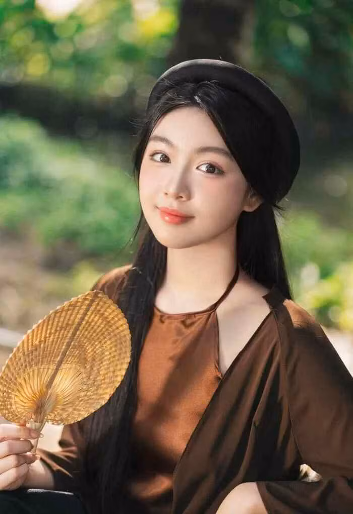 Những hình ảnh mới của Lọ Lem cũng gây ra nhiều tranh cãi. Một số ý kiến cho rằng không thể phủ nhận cô nàng rất xinh đẹp, nhưng thời gian gần đây, cô xuất hiện quá dày đặc trên truyền thông.