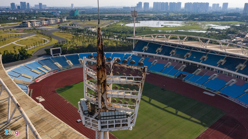 Dù vậy, sân Mỹ Đình vẫn còn nhiều hạng mục xuống cấp. Hệ thống trụ đèn chiếu sáng, mái khán đài A và B nhiều nơi bị gỉ sét.