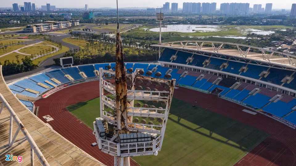 Dù vậy, sân Mỹ Đình vẫn còn nhiều hạng mục xuống cấp. Hệ thống trụ đèn chiếu sáng, mái khán đài A và B nhiều nơi bị gỉ sét.