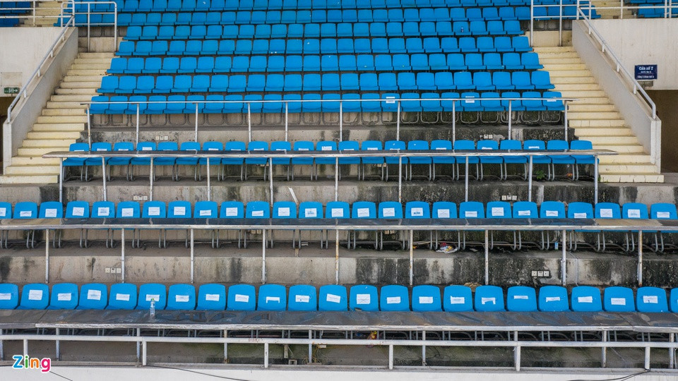 Khu vực khán đài vẫn chưa được dọn dẹp, làm mới theo, nấm mốc cùng rác thải tạo nên hình ảnh nhếch nhác, không xứng tầm sân vận động quốc gia. Hạn chót để sân Mỹ Đình bàn giao mặt bằng sạch cho đơn vị thi công là ngày 20/10.