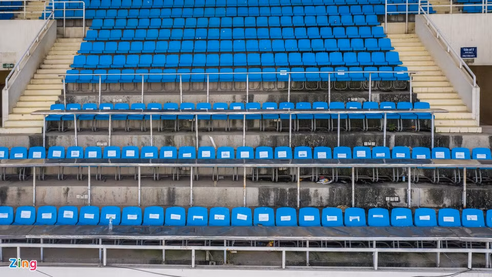 Khu vực khán đài vẫn chưa được dọn dẹp, làm mới theo, nấm mốc cùng rác thải tạo nên hình ảnh nhếch nhác, không xứng tầm sân vận động quốc gia. Hạn chót để sân Mỹ Đình bàn giao mặt bằng sạch cho đơn vị thi công là ngày 20/10.