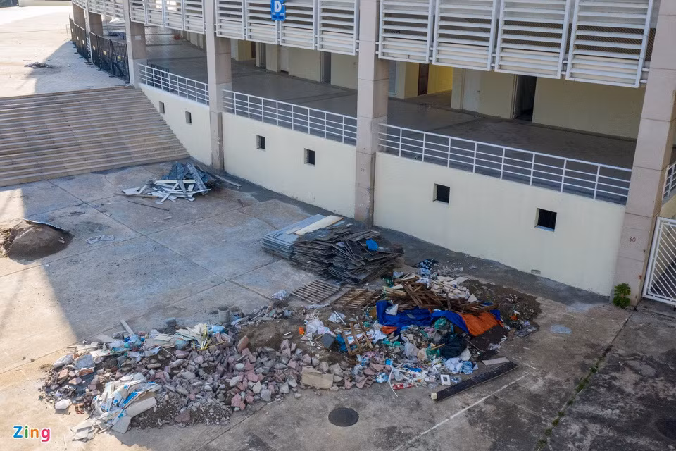 Tại hai khu vực tiếp giáp khán đài C, D và khán đài D, nhiều rác thải xây dựng đang được tập kết. Ngày 30/9 là thời hạn kết thúc giai đoạn đầu tiên trong kế hoạch cải tạo, sửa chữa và nâng cấp.