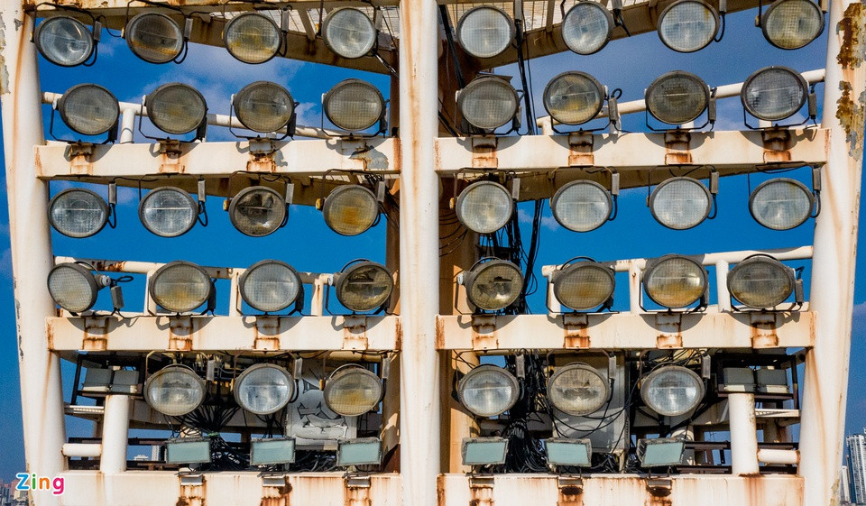 Nhiều bóng đèn chiếu sáng công suất lớn cũng không đảm bảo, nhiều bóng vỡ, hỏng, xuống cấp.