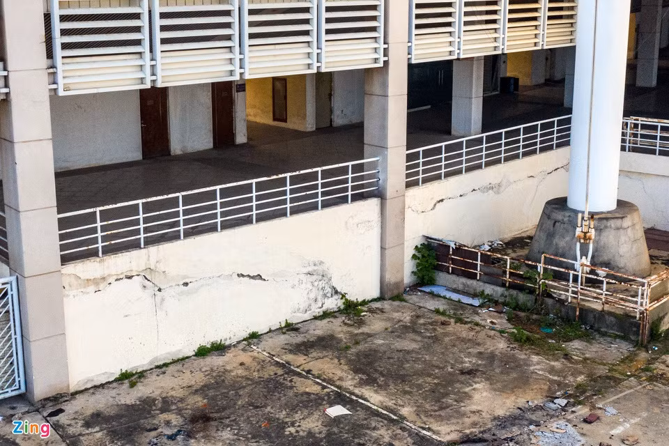 Một số khu vực của khán đài A xuất hiện nhiều vết nứt, gãy chưa được xử lý. Sân Mỹ Đình sẽ tiếp tục cải tạo tới cuối tháng 10. Liên đoàn Bóng đá Việt Nam sẽ báo cáo Liên đoàn Bóng đá Châu Á về tiến trình trước ngày 28/10 trước khi có quyết định được tổ chức trên sân nhà hay không.