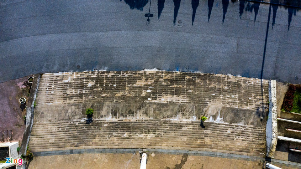 Bậc thang, đường xe lăn trước khán đài A chưa được làm sạch, nhiều rác, hành lang bị rò rỉ nước thải sinh hoạt.