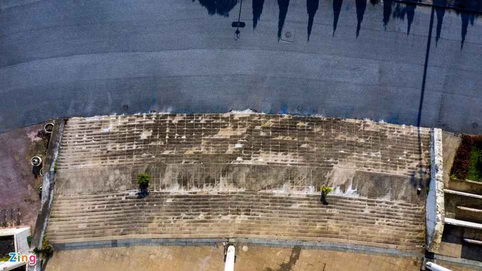 Bậc thang, đường xe lăn trước khán đài A chưa được làm sạch, nhiều rác, hành lang bị rò rỉ nước thải sinh hoạt.