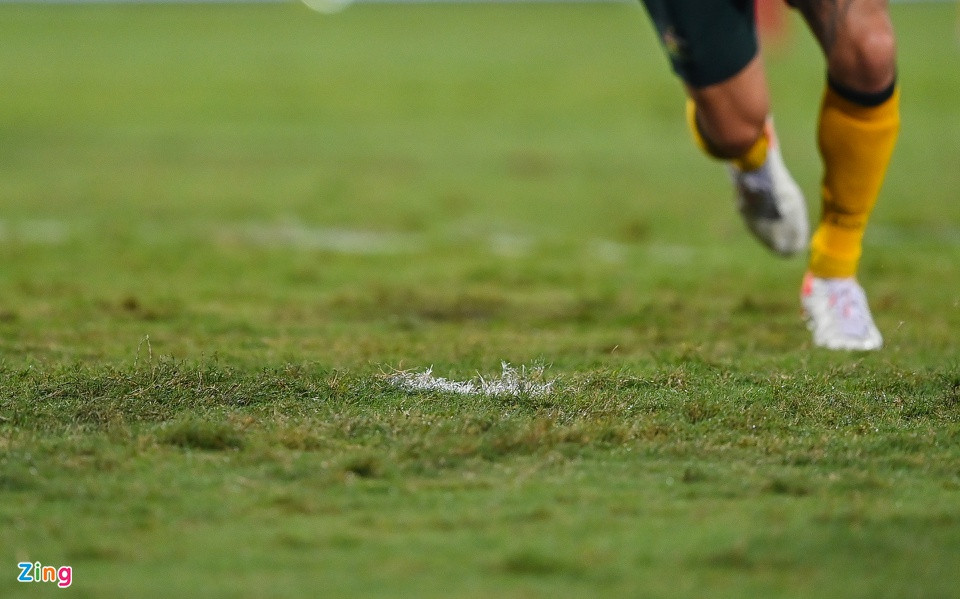 Trước đó, ở trận tuyển Việt Nam gặp Australia hôm 7/9, mặt sân bị đánh giá tệ. Ngay sau trận đấu, ban quản lý sân đã cho đào xới lại mặt cỏ, tái tạo rễ cỏ mới. Hiện tại, sân vận động Quốc gia Mỹ Đình xong bước đầu công tác sửa chữa mặt cỏ để tổ chức loạt trận vào tháng 11.