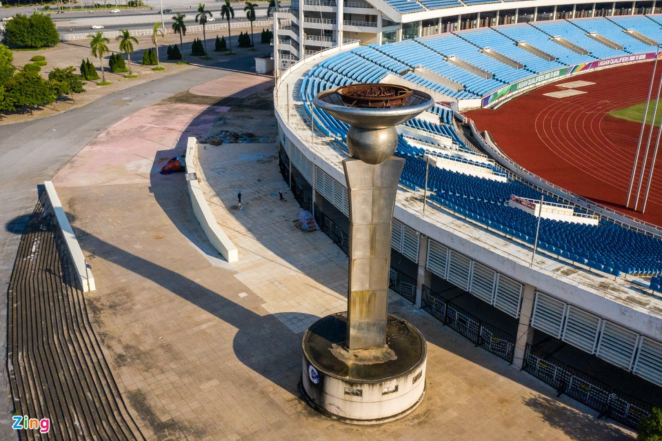Trước đó, vào cuối năm 2020, hai khán đài C và D từng được tu sửa, chống sụt lún. Chia sẻ với Zing hồi tháng 11/2020, Giám đốc Khu Liên hợp Thể thao Quốc gia Nguyễn Trọng Hổ khẳng định: “Dự kiến, toàn bộ phần ghế ngồi, các phòng chức năng cũng được sửa chữa lại. Ngoài ra, các trang thiết bị điện tử cũng được thay thế bởi sau 17 năm hoạt động, chúng đã cũ và không còn đảm bảo phục vụ sự kiện lớn".
