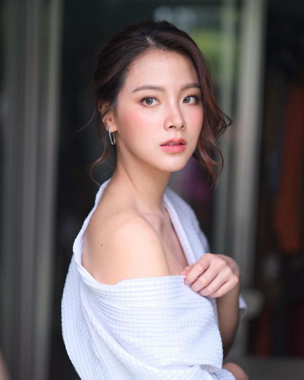 Bên cạnh đó, Baifern còn khiến nhiều người ngưỡng mộ nhờ câu chuyện tình yêu đẹp như mơ với nam diễn viên Nine Naphat. Cả hai từng làm bạn và đồng hành trong nhiều sự kiện gần 5 năm trước khi công khai hẹn hò vào cuối năm 2022. Chuyện tình cảm của cặp đôi cũng nhận được sự ủng hộ và phản hồi tích cực từ fan.