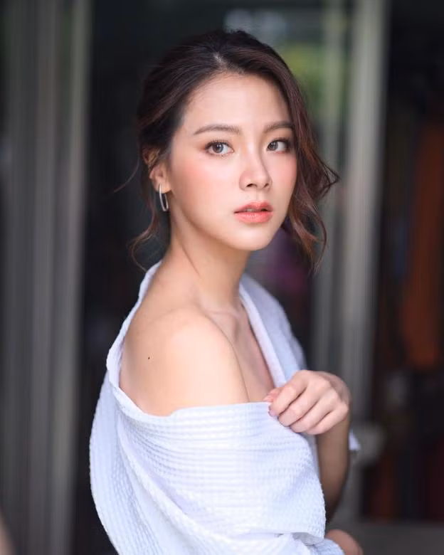 Bên cạnh đó, Baifern còn khiến nhiều người ngưỡng mộ nhờ câu chuyện tình yêu đẹp như mơ với nam diễn viên Nine Naphat. Cả hai từng làm bạn và đồng hành trong nhiều sự kiện gần 5 năm trước khi công khai hẹn hò vào cuối năm 2022. Chuyện tình cảm của cặp đôi cũng nhận được sự ủng hộ và phản hồi tích cực từ fan.