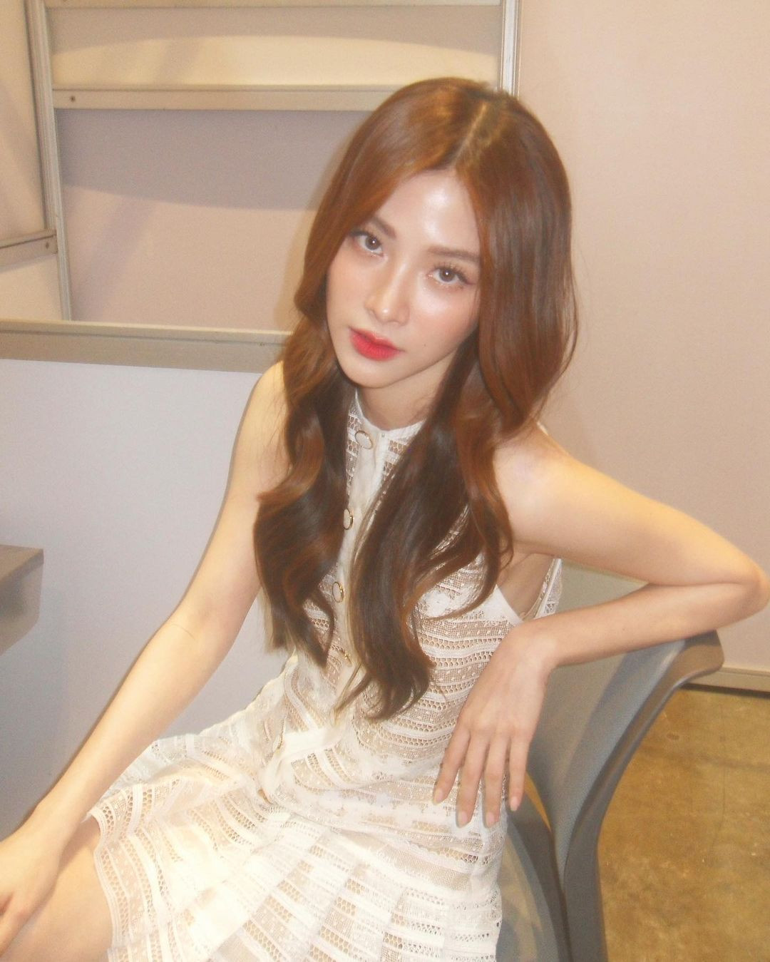 Một số bài tập mà Baifern và Nine vẫn tập cùng nhau như Double Abs, giống hệt chống đẩy, chỉ khác ở chỗ bạn nam nằm dưới và đỡ chân cho bạn nữ.