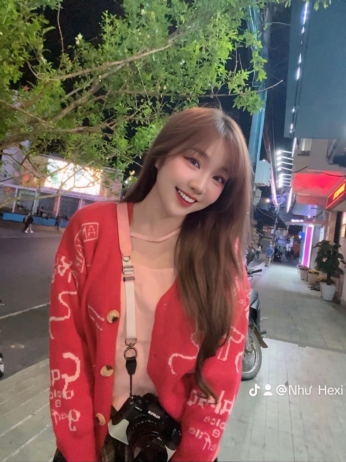 Điều đặc biệt ở Như Hexi là sự quyến rũ tự nhiên, không gượng gạo. Trong tấm hình demo lộ vai trần ấy, nữ game thủ không cần phải "làm quá" mà vẫn tỏa sáng bởi nét đẹp chân thực và cuốn hút.