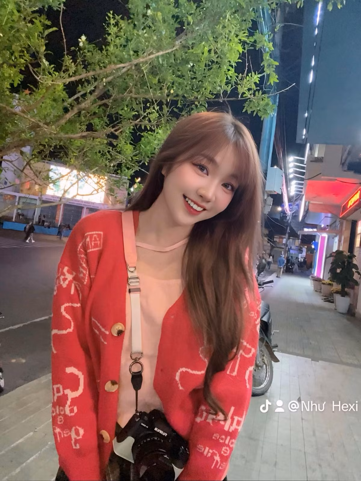 Điều đặc biệt ở Như Hexi là sự quyến rũ tự nhiên, không gượng gạo. Trong tấm hình demo lộ vai trần ấy, nữ game thủ không cần phải "làm quá" mà vẫn tỏa sáng bởi nét đẹp chân thực và cuốn hút.