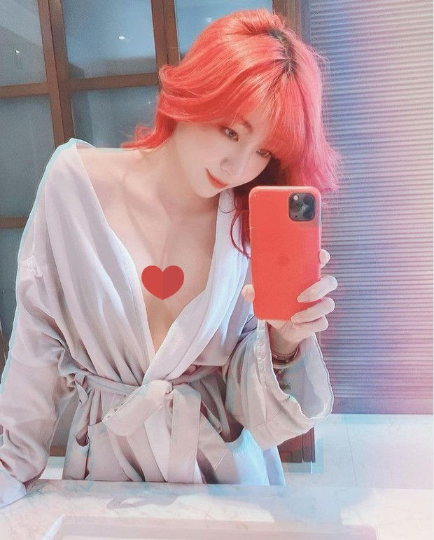 Trong tấm hình demo, Như Hexi diện một bộ trang phục lấy cảm hứng tướng game, điểm nhấn chính là phần vai trần gợi cảm, giúp cô khoe trọn vẻ đẹp quyến rũ và gợi cảm một cách tinh tế.