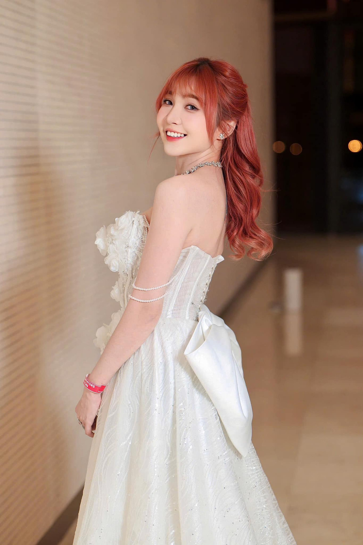 Như Hexi sở hữu một phong cách rất riêng. Cô tự tin đặc biệt và luôn biết cách chọn lựa những trang phục tôn lên vẻ đẹp cơ thể một cách khéo léo.