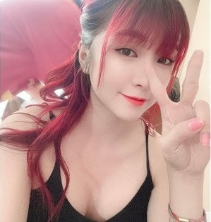 Như Hexi không chỉ ghi điểm bởi vẻ đẹp hút hồn mà còn khiến mọi người "đứng ngồi không yên" vì sự quyến rũ tỏa ra từ từng chi tiết trong bức ảnh, đặc biệt là phần vai trần lộ ra đầy gợi cảm.