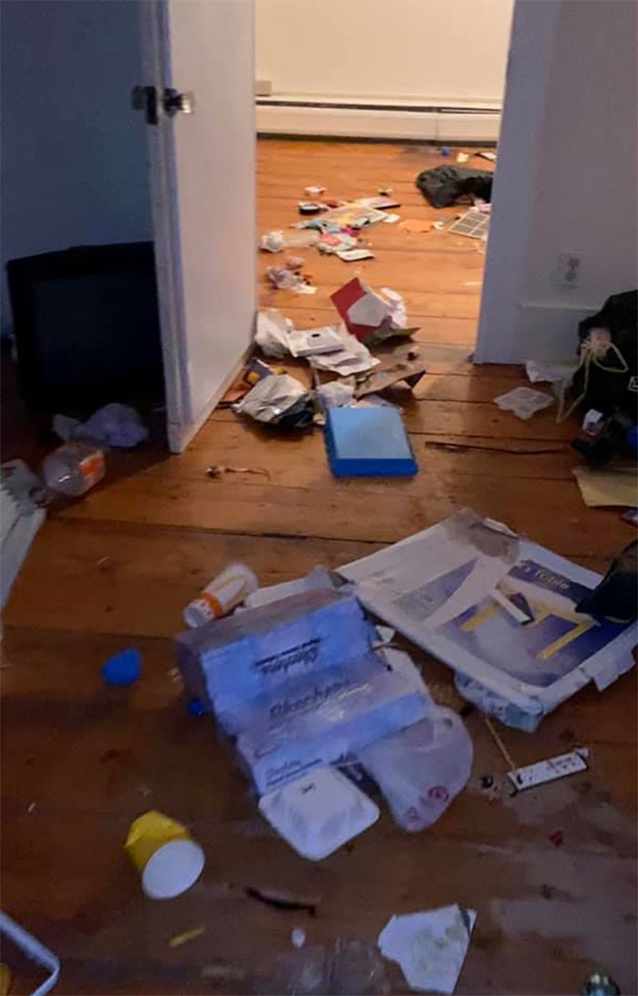 Gia đình này còn nuôi cả thỏ và chúng bị nhốt trong một căn phòng. Nước tiểu của con vật chảy khắp sàn nhà, đến mức còn bị rò rỉ xuống căn hộ bên dưới.