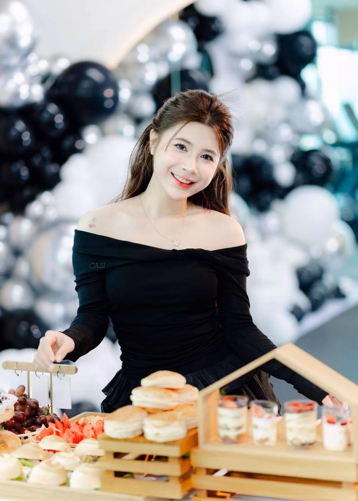 Nếu để ý kỹ, đàng trai xuất hiện bên cạnh Quỳnh Ami không phải ai xa lạ. Anh là streamer Hà Tiều Phu hay "Boy one champ Olaf" là một trong những cái tên rất quen thuộc với khán giả, game thủ LMHT.