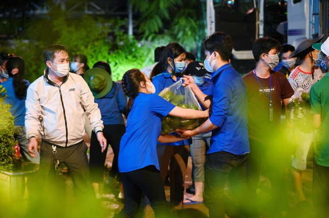 Xuyen dem boc do hang chuc tan rau cu cho nguoi dan khu cach ly