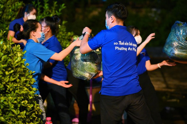 Xuyen dem boc do hang chuc tan rau cu cho nguoi dan khu cach ly-Hinh-6