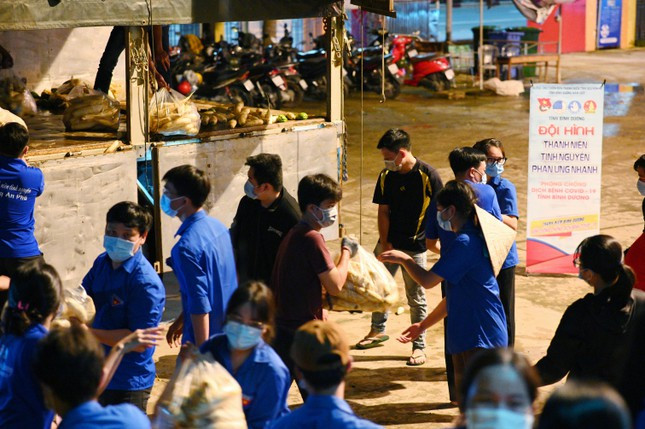 Xuyen dem boc do hang chuc tan rau cu cho nguoi dan khu cach ly-Hinh-5