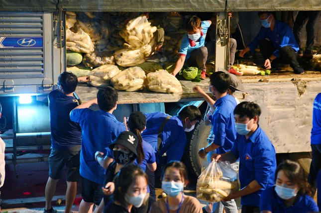 Xuyen dem boc do hang chuc tan rau cu cho nguoi dan khu cach ly-Hinh-3