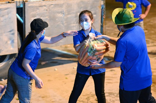 Xuyen dem boc do hang chuc tan rau cu cho nguoi dan khu cach ly-Hinh-2