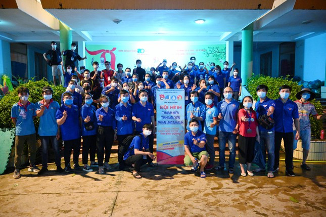 Xuyen dem boc do hang chuc tan rau cu cho nguoi dan khu cach ly-Hinh-8