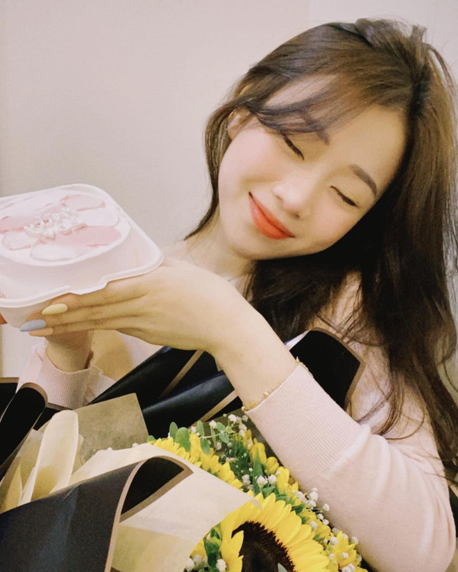 Có người khen ngợi cách ăn mặc cũng như thần thái của Mai Anh, có người cho rằng trang phục của cô bạn mặc giống với tiểu thư hơn là con dâu và cũng có cả ý kiến trái chiều.