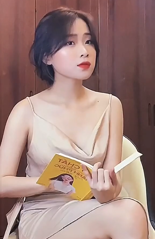 Mới đây, Mai Anh lại tiếp tục thu hút sự quan tâm từ dân mạng bằng màn đáp trả phía dưới đoạn clip "Mặc gì nếu làm con dâu nhà tài phiệt".