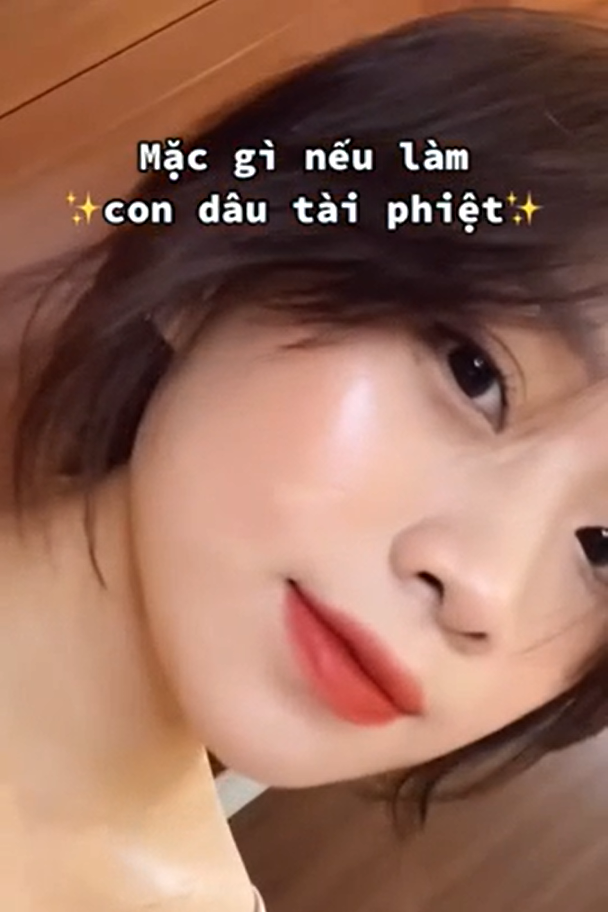 Cũng nhờ vẻ ngoài ưa nhìn, gái xinh Mai Anh sở hữu kênh TikTok gần 205k người theo dõi, từng gây xôn xao cõi mạng với clip RMIT check, khoe loạt đồ hiệu của mình như: nước hoa Gucci, son TomFord, vòng tay Louis Vuitton,...