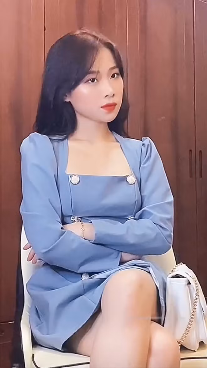 Trong đoạn clip, hot girl RMIT Mai Anh thay đổi hàng loạt trang phục khác nhau và ghi caption: "Tập trước nhỡ sau làm thật thì cũng đỡ bỡ ngỡ".