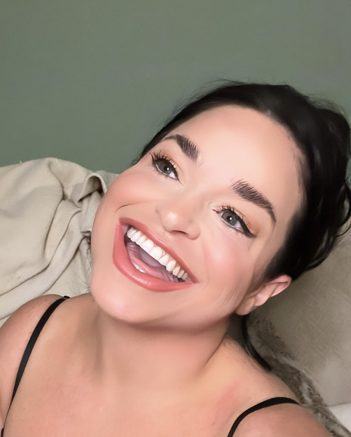 Tik Tok đã trả cho Ramsdell khoảng 15.000 USD cho mỗi video cô đăng. Theo đó, phía MXH này sẽ trả khoảng 0,3 xu cho 1.000 lượt xem. Những video đạt lượng người xem cỡ vài chục triệu lần đã đem lại cho bản thân Samantha Ramsdell một khoản thu nhập cũng rất ổn.