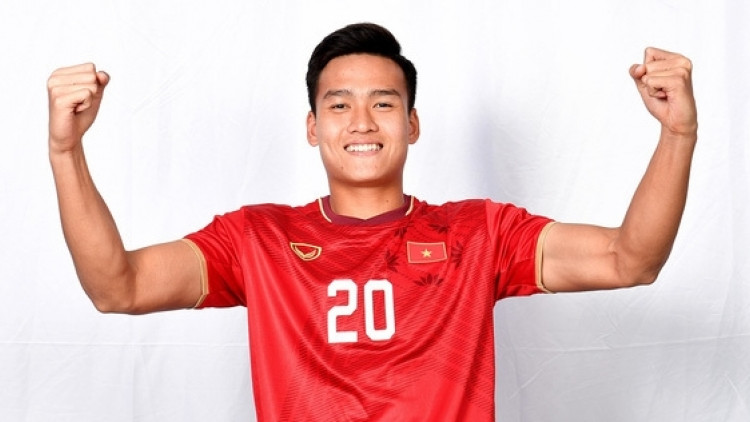 Ở 2 trận đã ra sân của các cầu thủ U23 Việt Nam tại VCK U23 châu Á 2022, trung vệ đội trưởng Bùi Hoàng Việt Anh (sinh năm 1999) đều làm tốt vai trò của mình và chỉ huy hàng thủ. So với đồng đội, anh giàu kinh nghiệm thi đấu và là cái tên quen thuộc với cổ động viên.